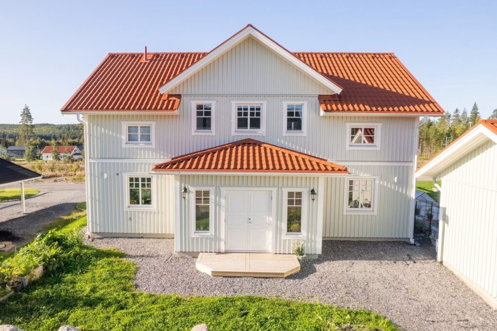 Villa med plåttak i tegelprofil